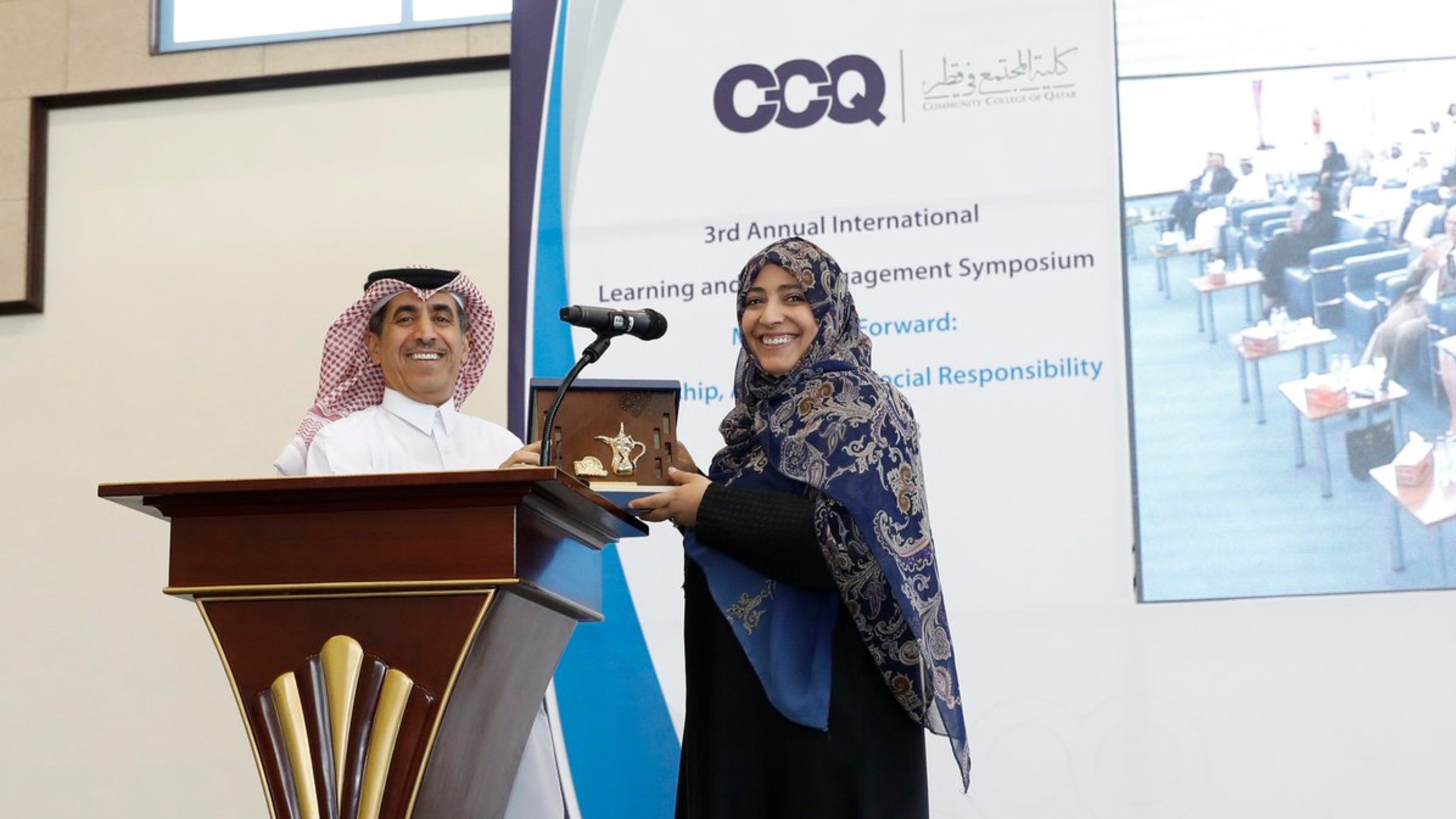 رئيس كلية المجتمع القطرية يكرم توكل كرمان